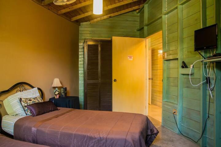 One32 Guesthouse Bejeweled Kingston Exterior photo